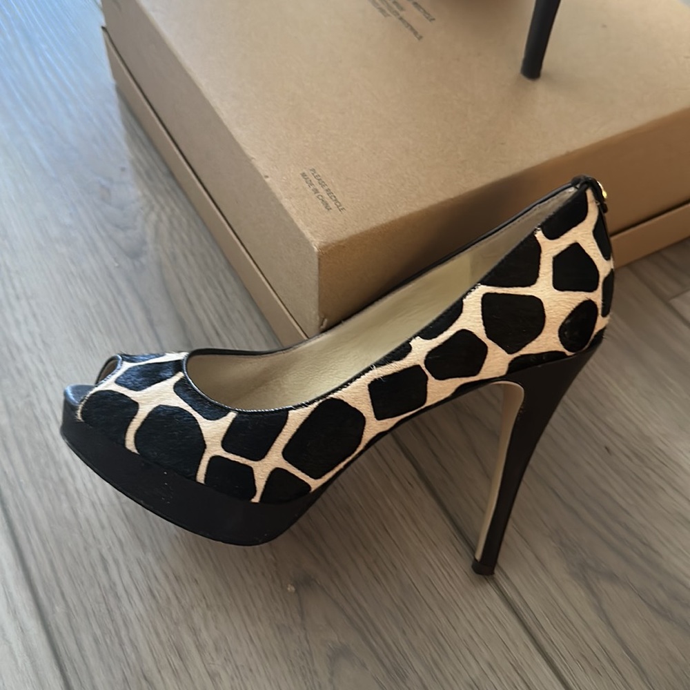 MICHEAL KORS Peep Toe Animal Print Pumps